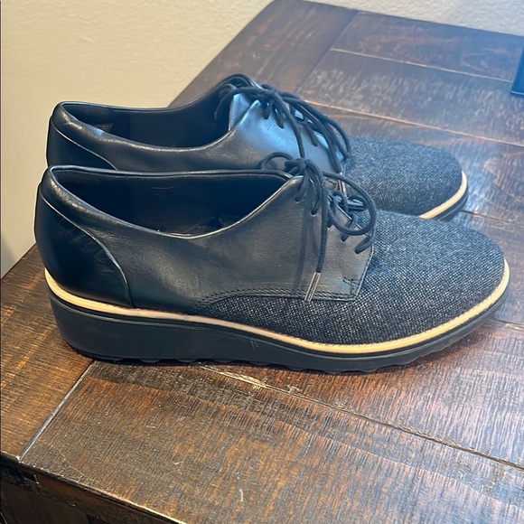 Clarks Black and Gray Oxford Derbys with Textured Design - Picture 1 of 4